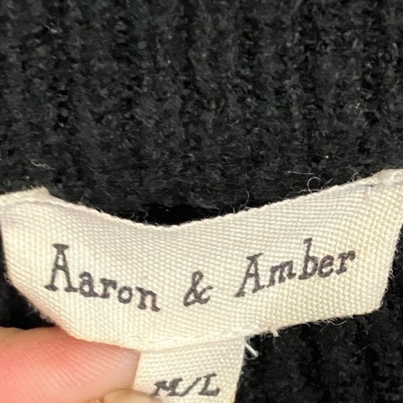 🌸 3/$20 Aaron & Amber Sweater - Picture 2 of 8
